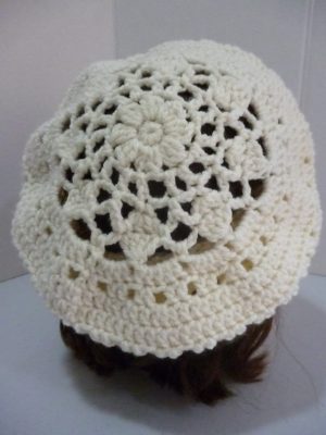 béret au crochet en Basic Chunky de RICO DESIGN coloris écru