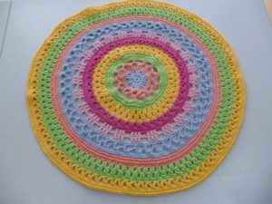 tapis au crochet en gros coton multicolore