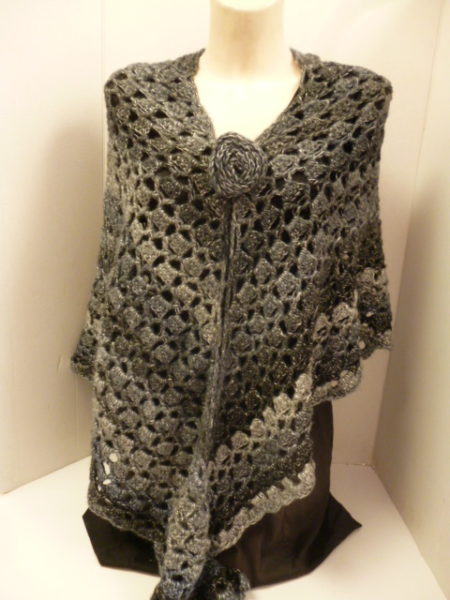 Châle avec une fleur au crochet Fait Main