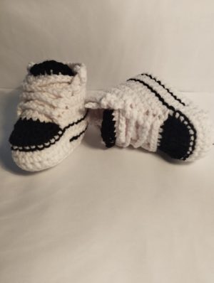 Basket Bébé noire et blanche au crochet