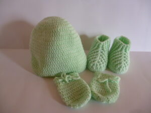 Bonnet , Chaussons et Moufles coloris vert au crochet