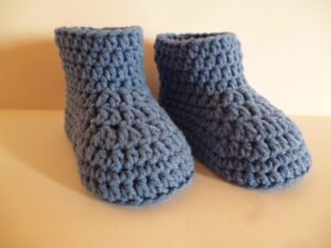 Chaussons Bébé coloris bleu jean au crochet